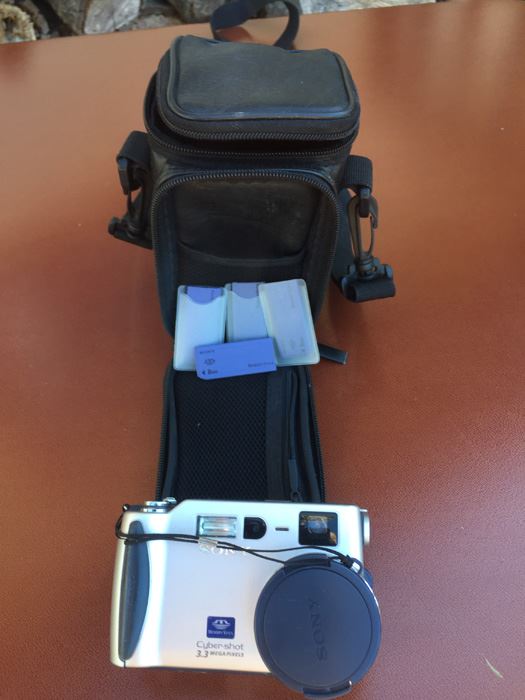 SONY Cyber-Shot Camera With Carl Zeiss Vario Sonnar Lens And Camera Bag [Photo 16]