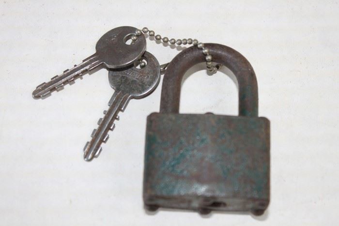 Vintage Master Lock With Key   10857 1hb4 