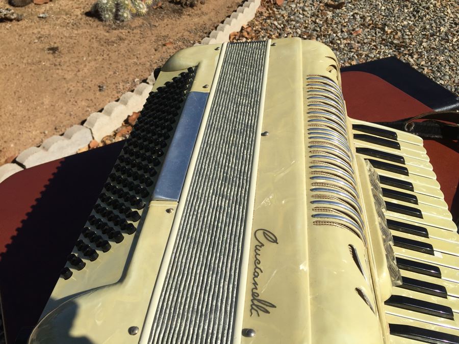 Crucianelli Accordion Italy With Case [Photo 16]