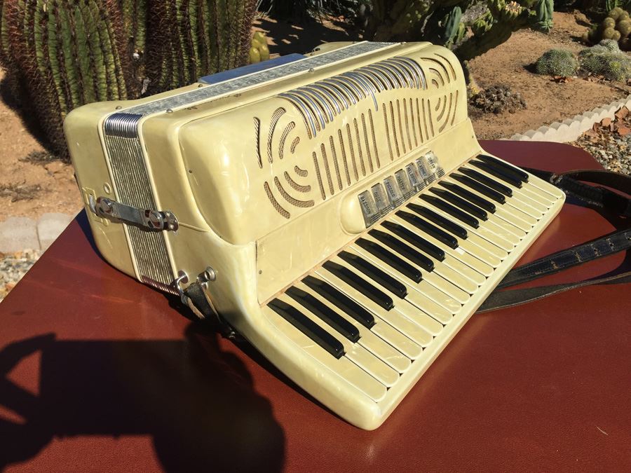 Crucianelli Accordion Italy With Case [Photo 13]