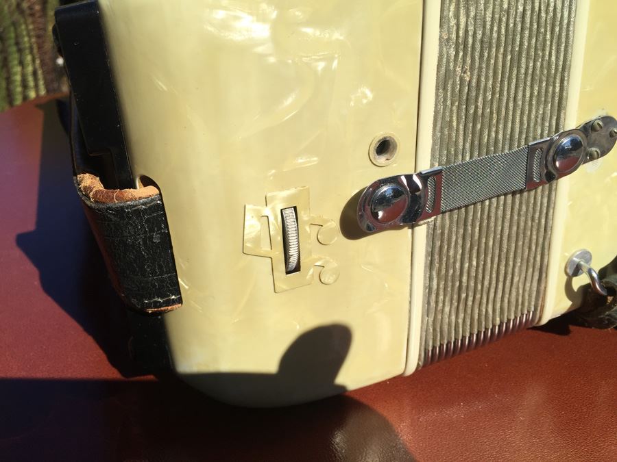 Crucianelli Accordion Italy With Case [Photo 18]