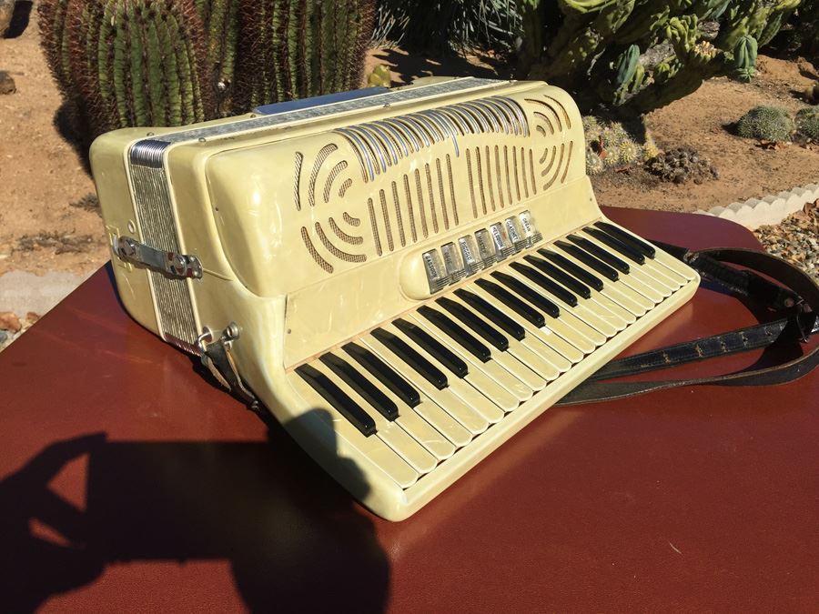 Crucianelli Accordion Italy With Case [Photo 12]