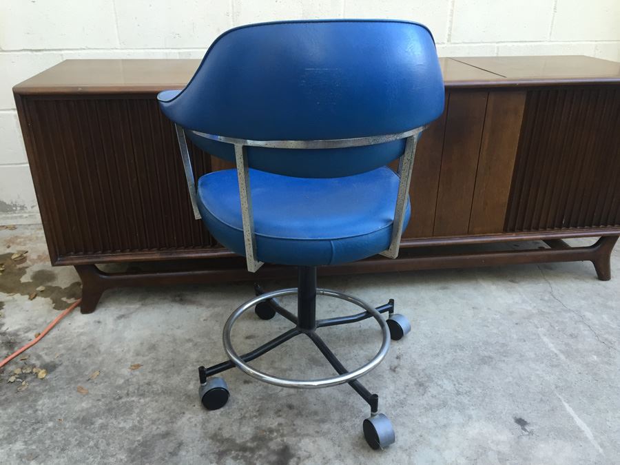 Mid-Century Modern Chrome Swivel Chair On Casters [Photo 3]