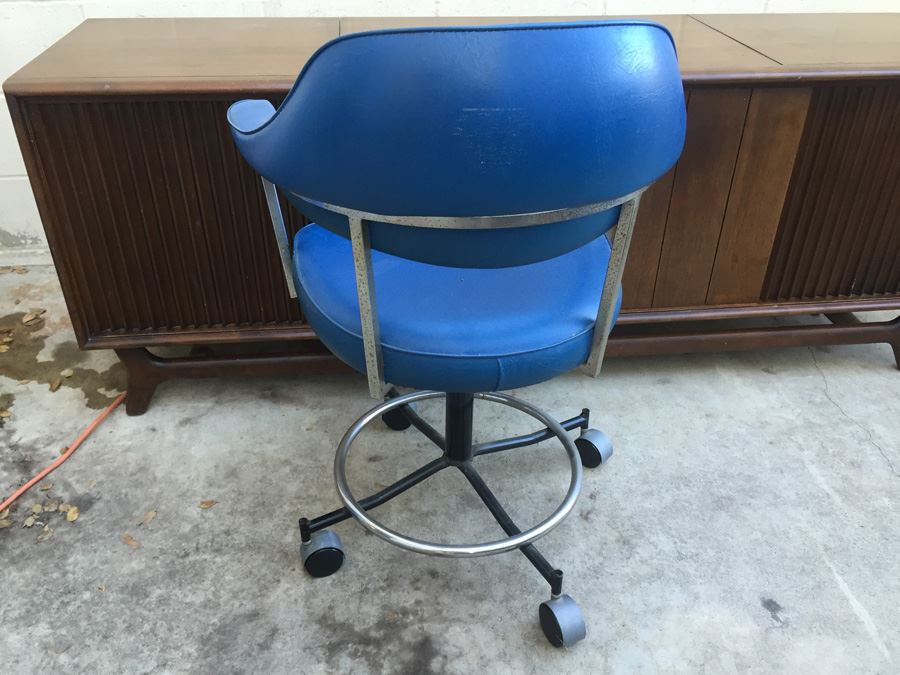 Mid-Century Modern Chrome Swivel Chair On Casters [Photo 4]