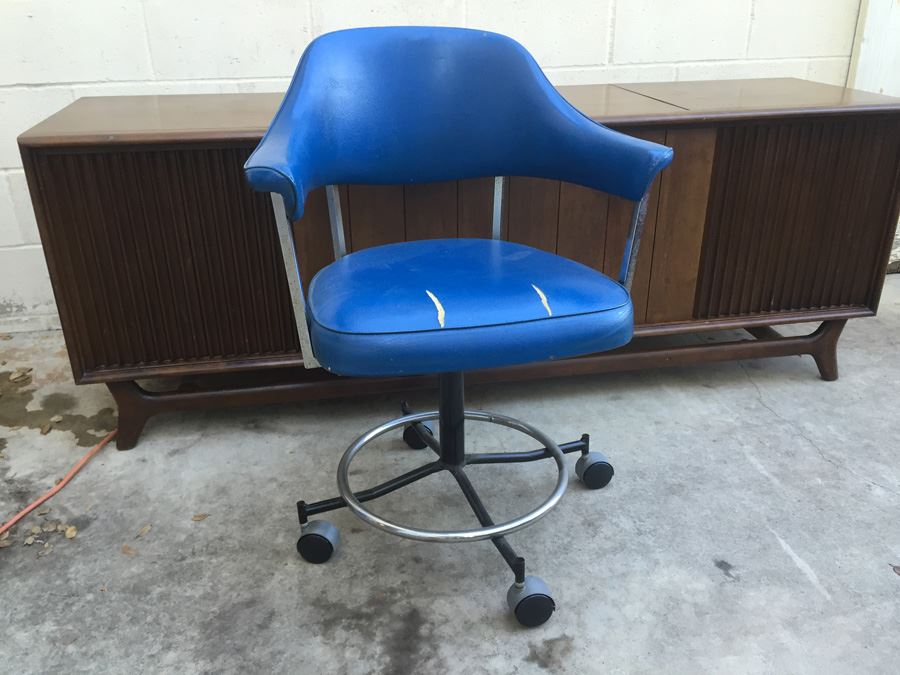 Mid-Century Modern Chrome Swivel Chair On Casters [Photo 1]