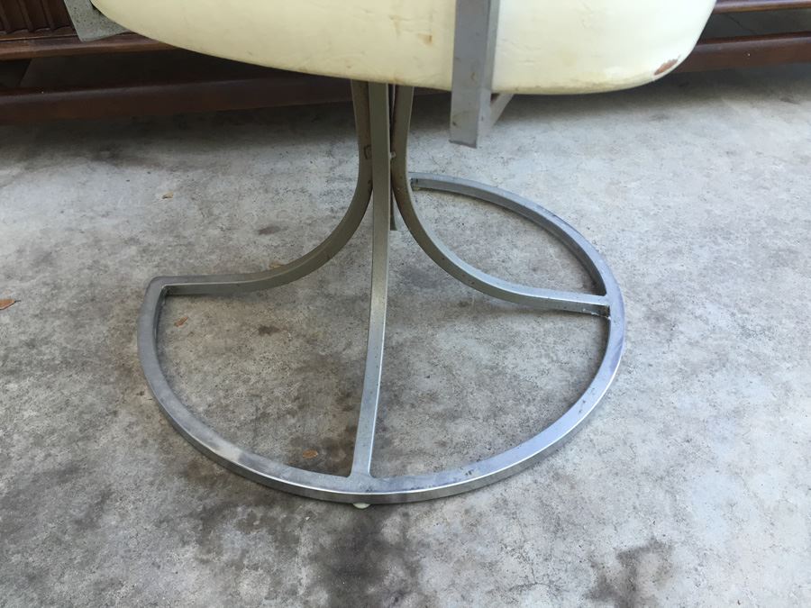 Mid-Century Modern Chrome Swivel Chair [Photo 5]
