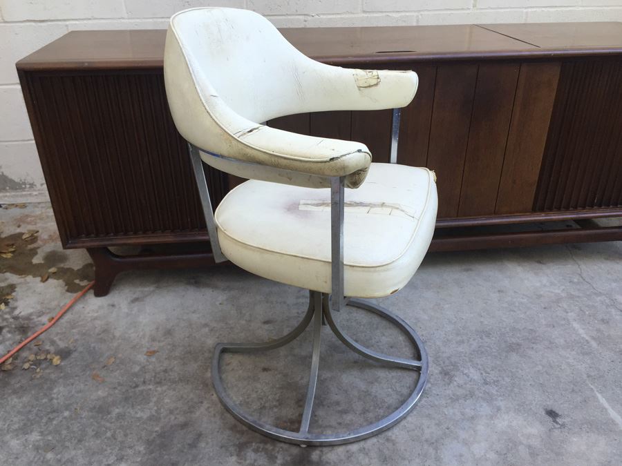 Mid-Century Modern Chrome Swivel Chair [Photo 4]