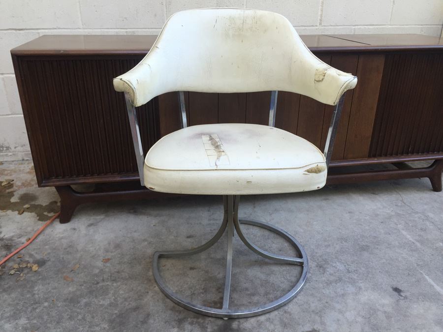 Mid-Century Modern Chrome Swivel Chair [Photo 1]
