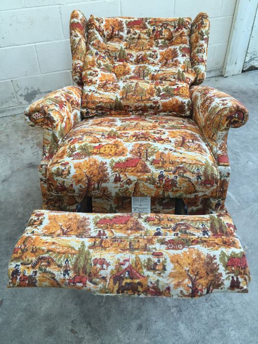 Wingback LA-Z-Boy Chair [Photo 3]