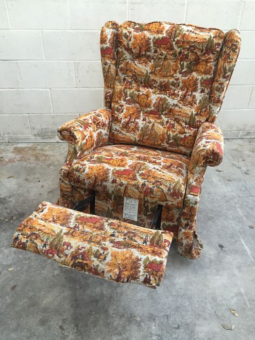 Wingback LA-Z-Boy Chair [Photo 8]