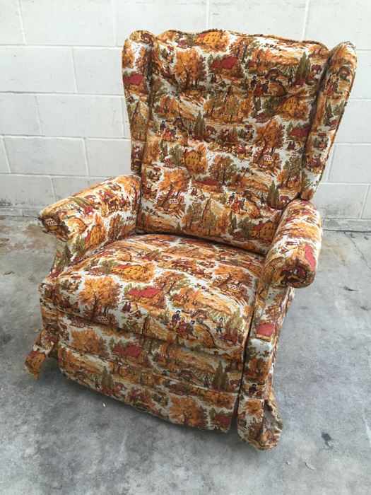 Wingback LA-Z-Boy Chair [Photo 6]