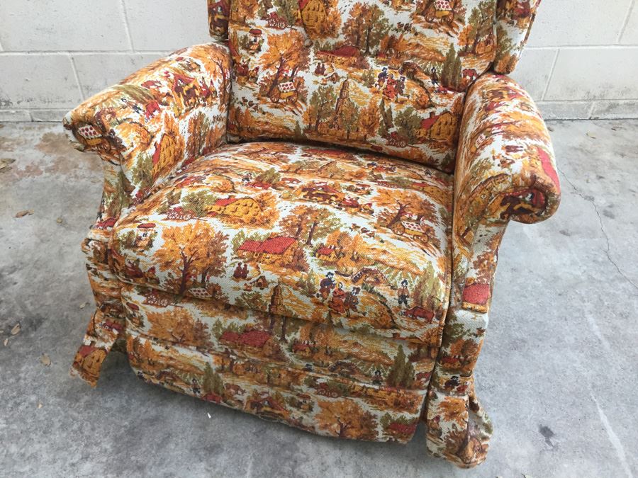 Wingback LA-Z-Boy Chair [Photo 4]