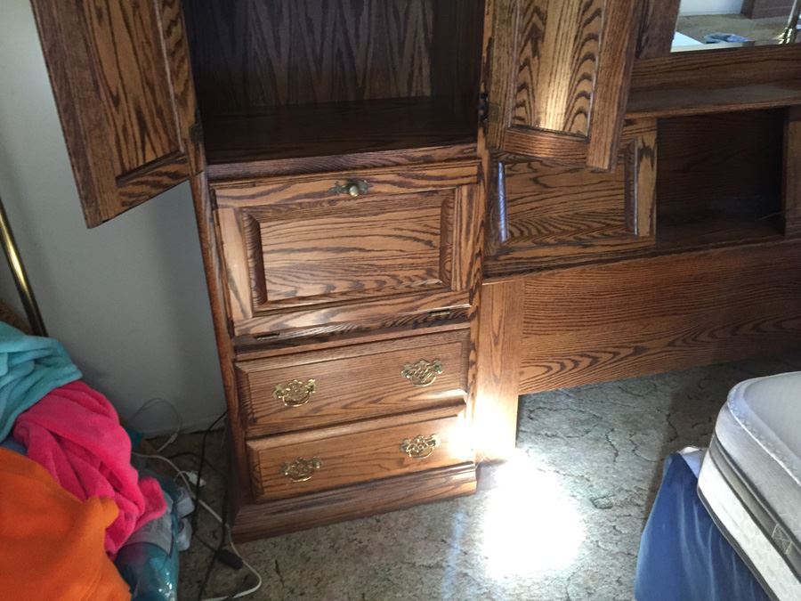 2-Piece Bedroom Set - Dresser And Headboard (Does Not Include Bed) [Photo 16]