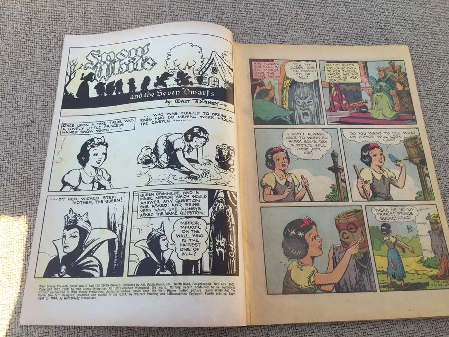 Gold Key Walt Disney Snow White & The Seven Dwarfs Comic Book [Photo 4]