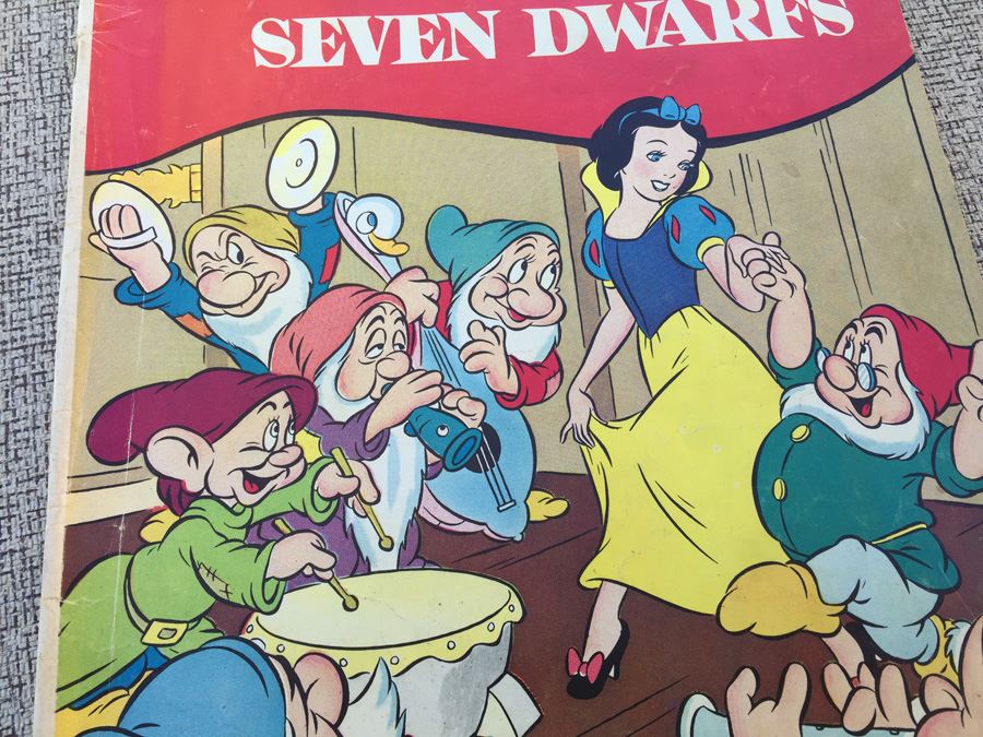 Gold Key Walt Disney Snow White & The Seven Dwarfs Comic Book [Photo 3]