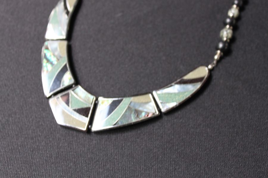 Necklace [Photo 2]