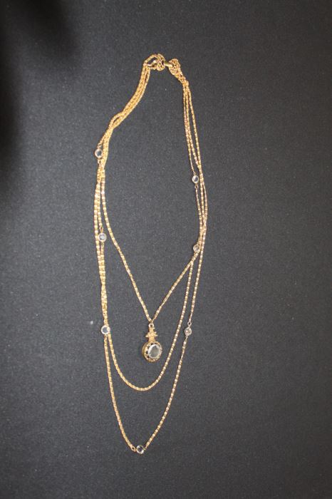 Necklace [Photo 1]