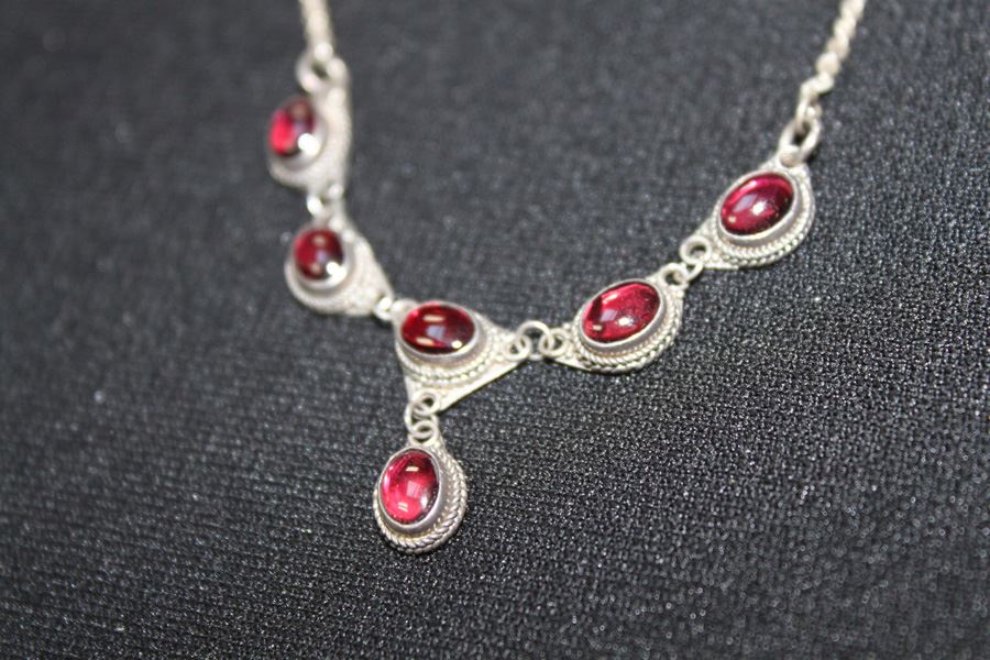 Necklace [Photo 2]