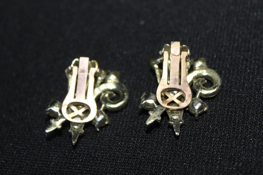 Vintage Clip On Earrings [Photo 2]