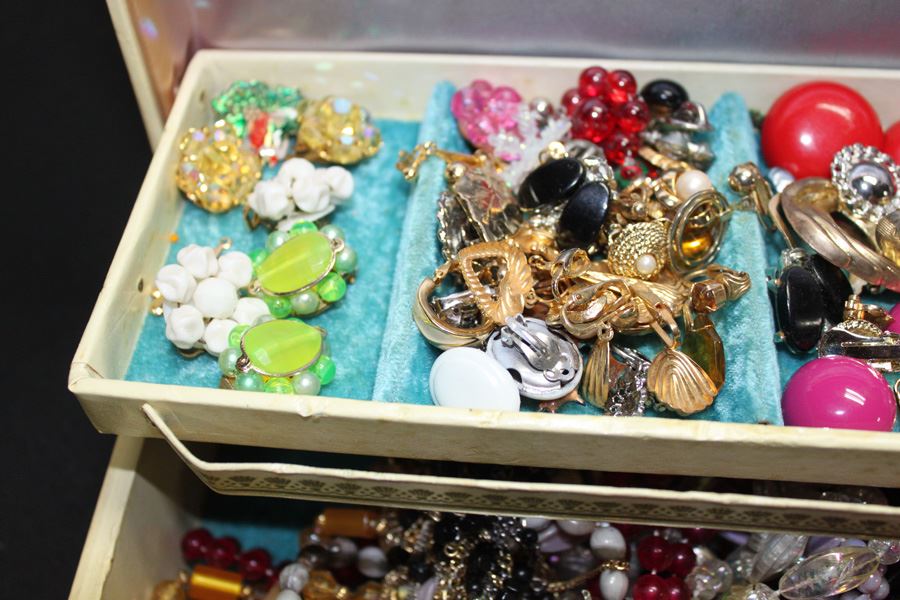 Vintage Jewelry Box Filled With Jewelry [Photo 6]