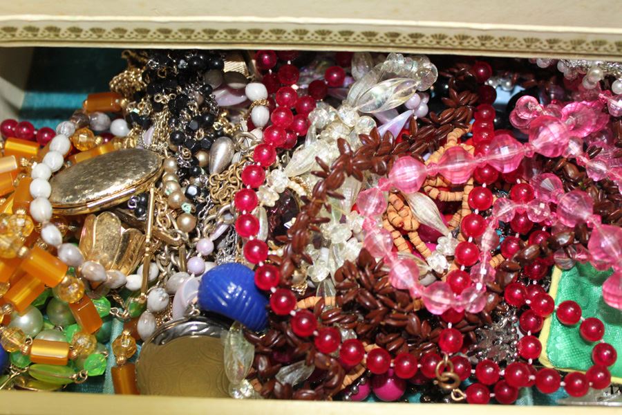 Vintage Jewelry Box Filled With Jewelry [Photo 4]