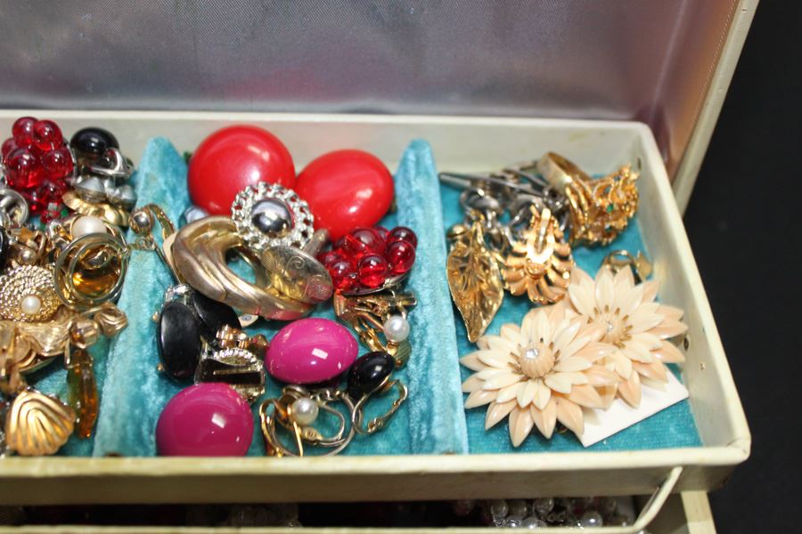 Vintage Jewelry Box Filled With Jewelry [Photo 5]