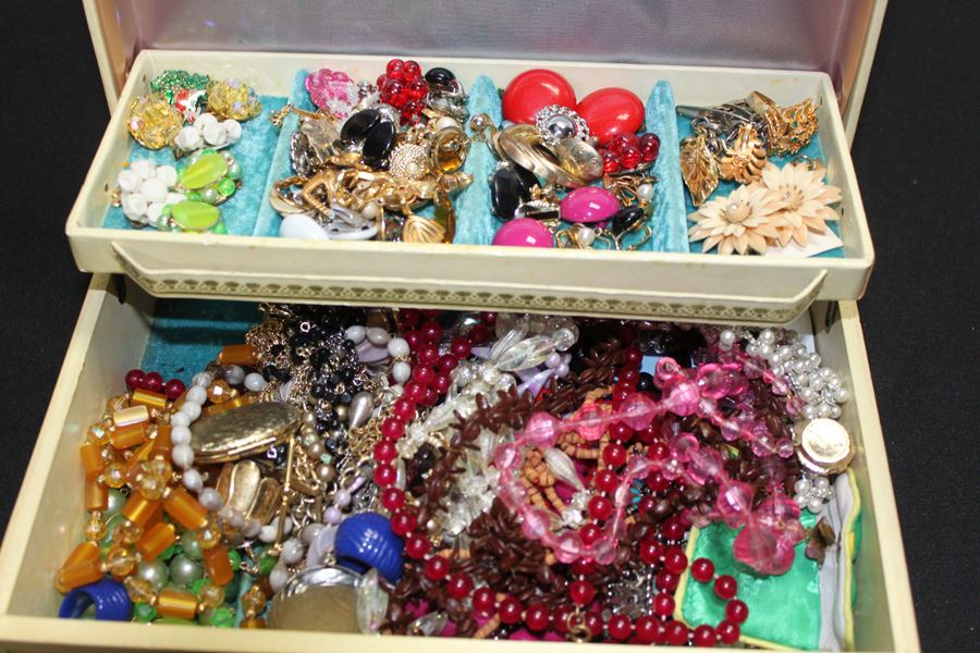 Vintage Jewelry Box Filled With Jewelry [Photo 3]