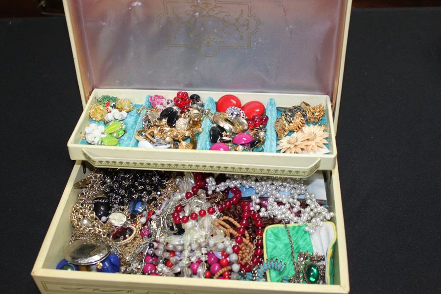 Vintage Jewelry Box Filled With Jewelry [Photo 2]