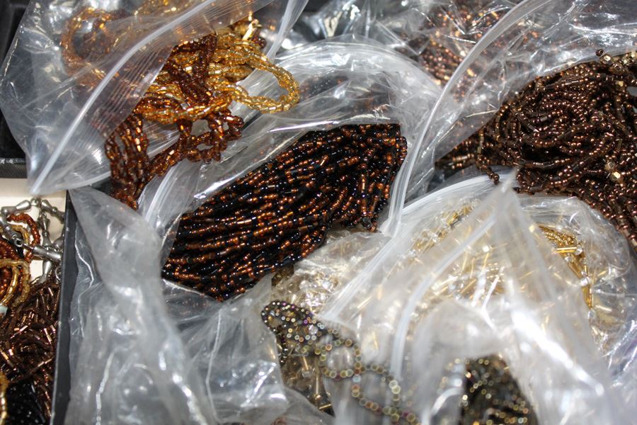 HUGE Seed Beads Necklace And Bracelet Lot [Photo 3]