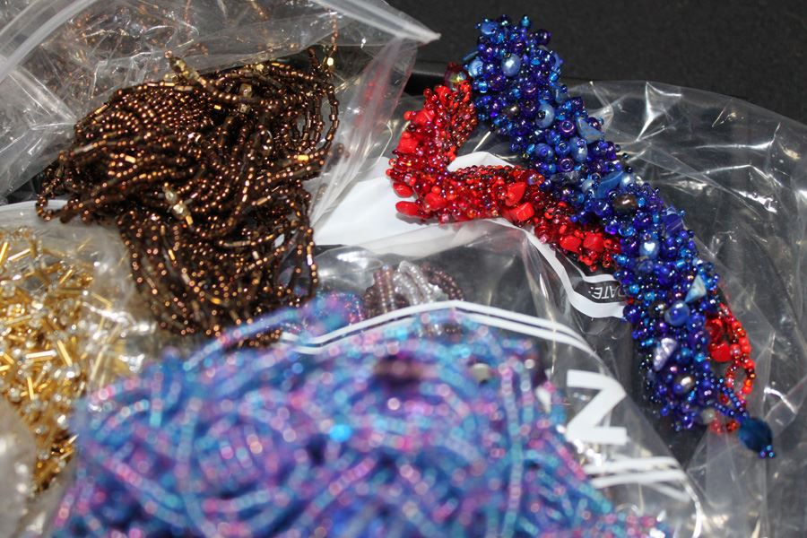 HUGE Seed Beads Necklace And Bracelet Lot [Photo 5]