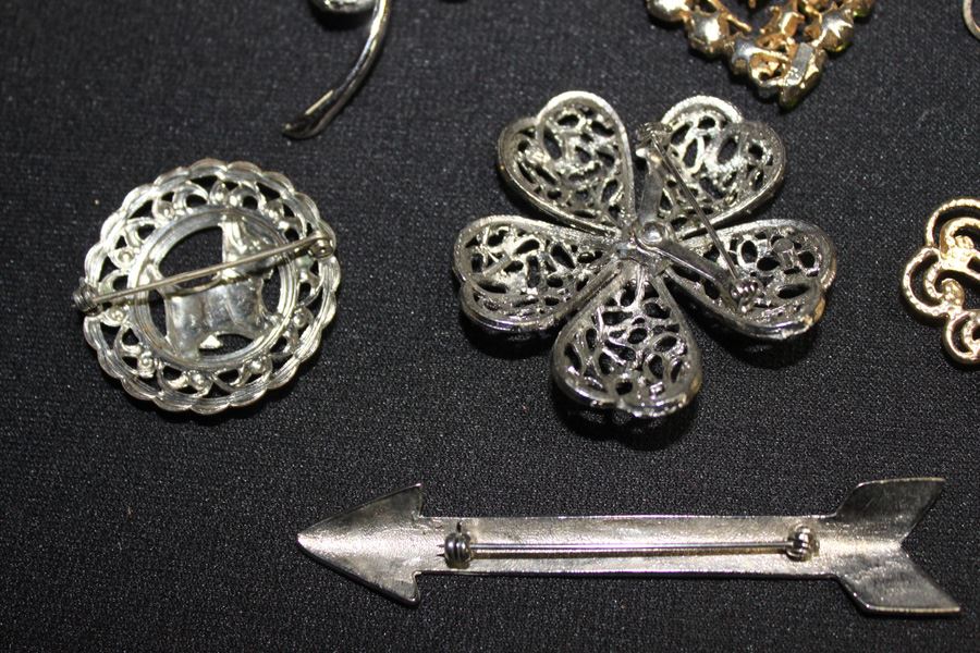 Brooch Lot [Photo 6]