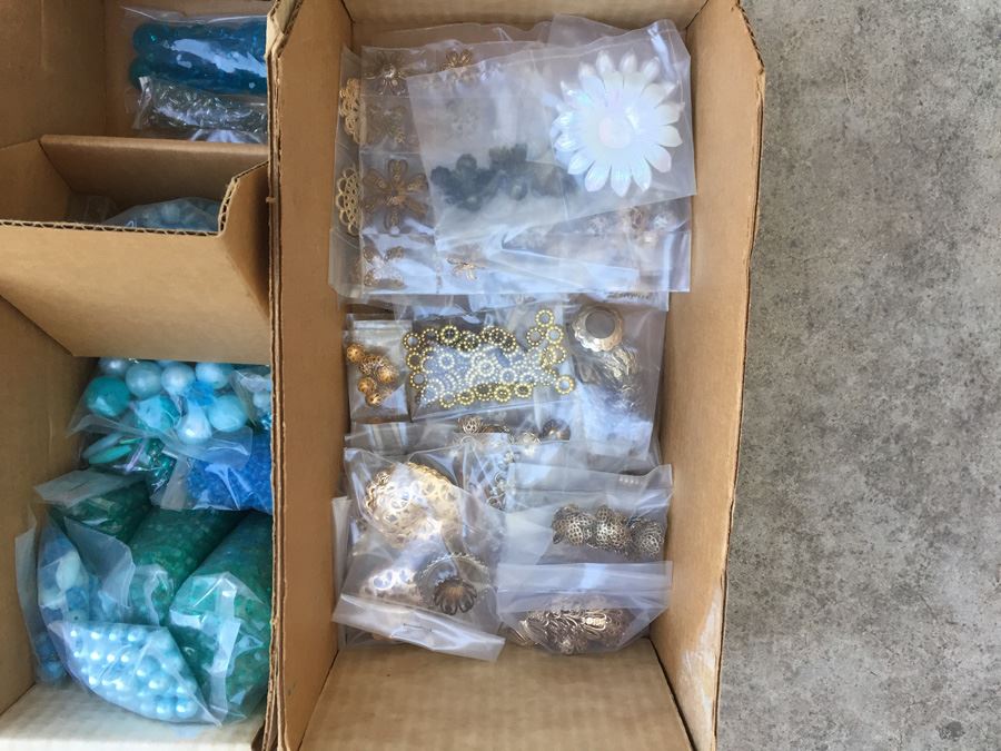 HUGE Bead Lot [Photo 4]