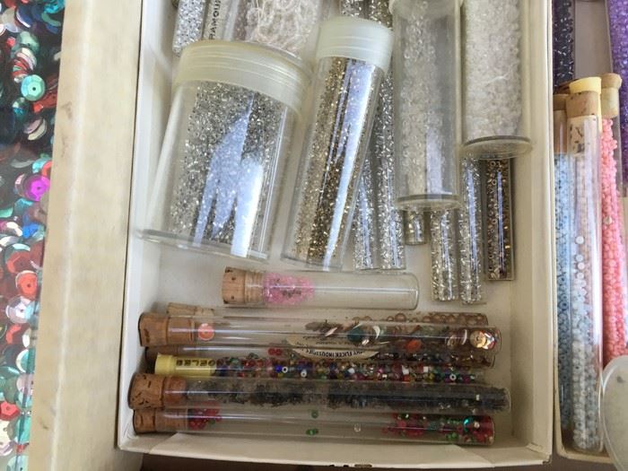 Large Seed Bead Lot [Photo 4]