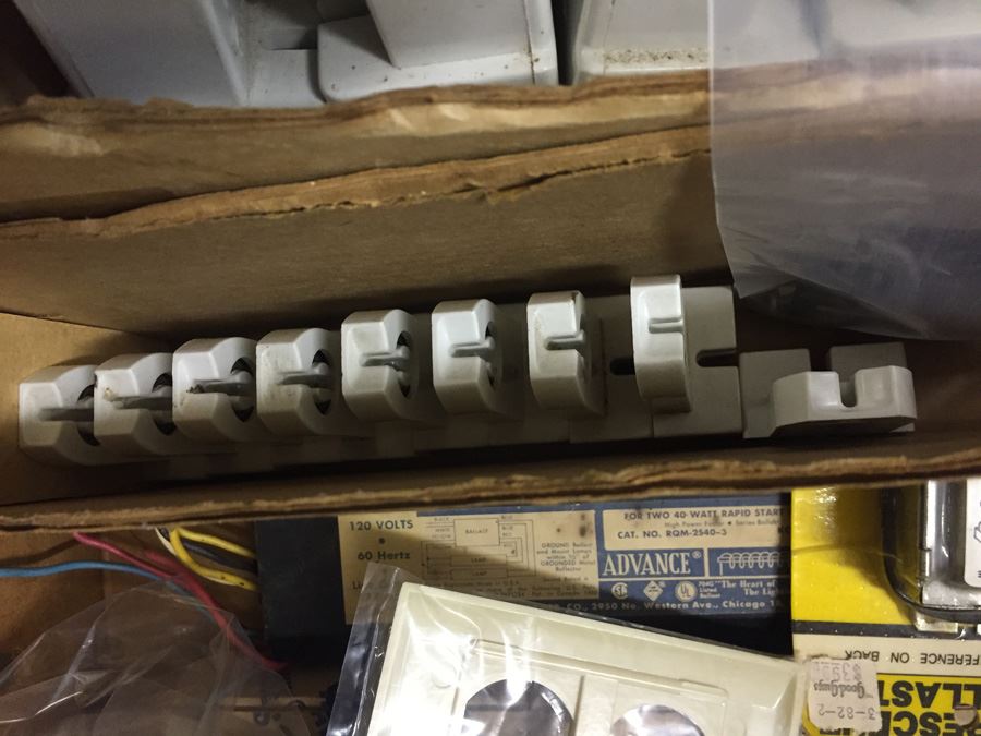 Electrical Lighting Lot [Photo 3]