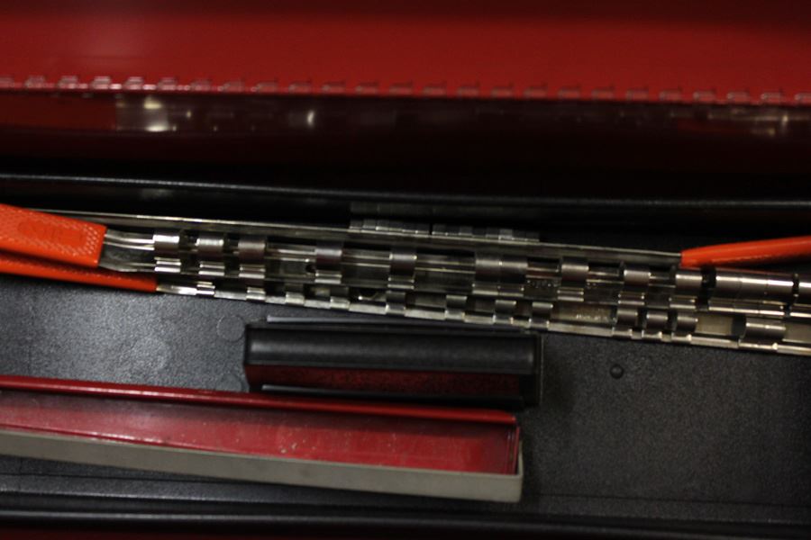 Red Metal Tool Box [Photo 4]
