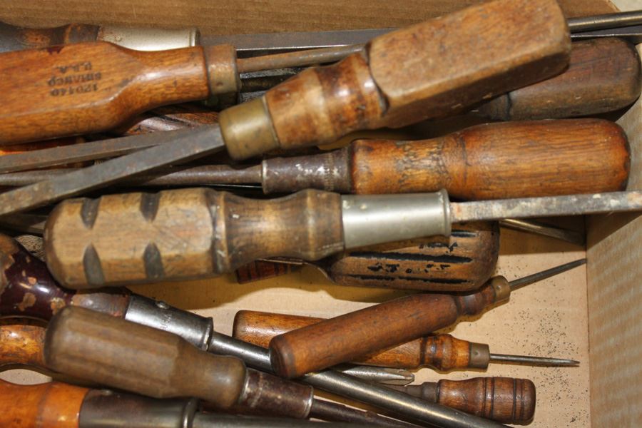 Vintage Wooden Handle Screwdriver Lot [Photo 2]