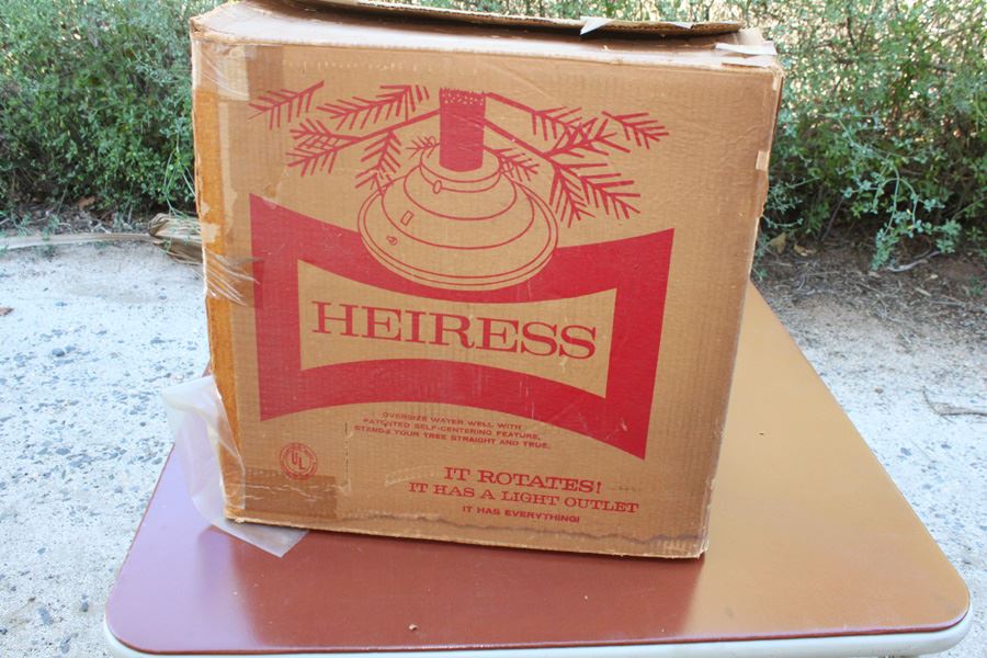 Heiress Rotating Christmas Tree Stand [Photo 1]