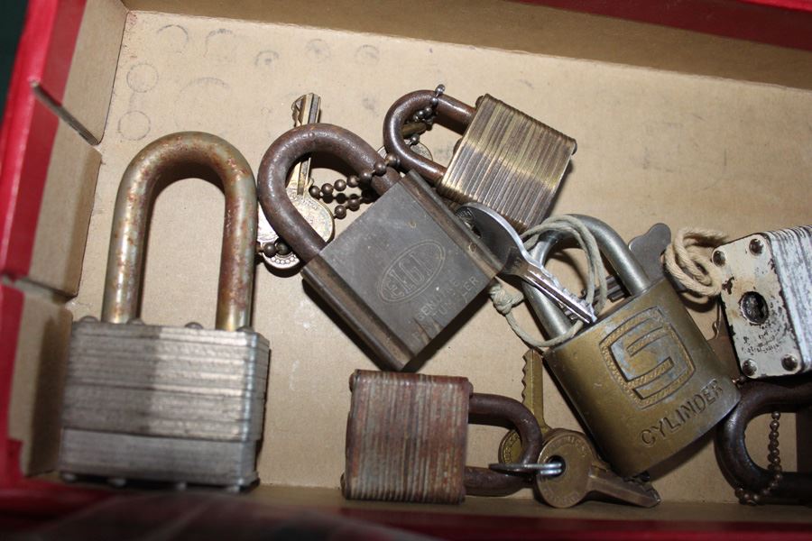 Locks, Keys, And Keychain Lot [Photo 5]