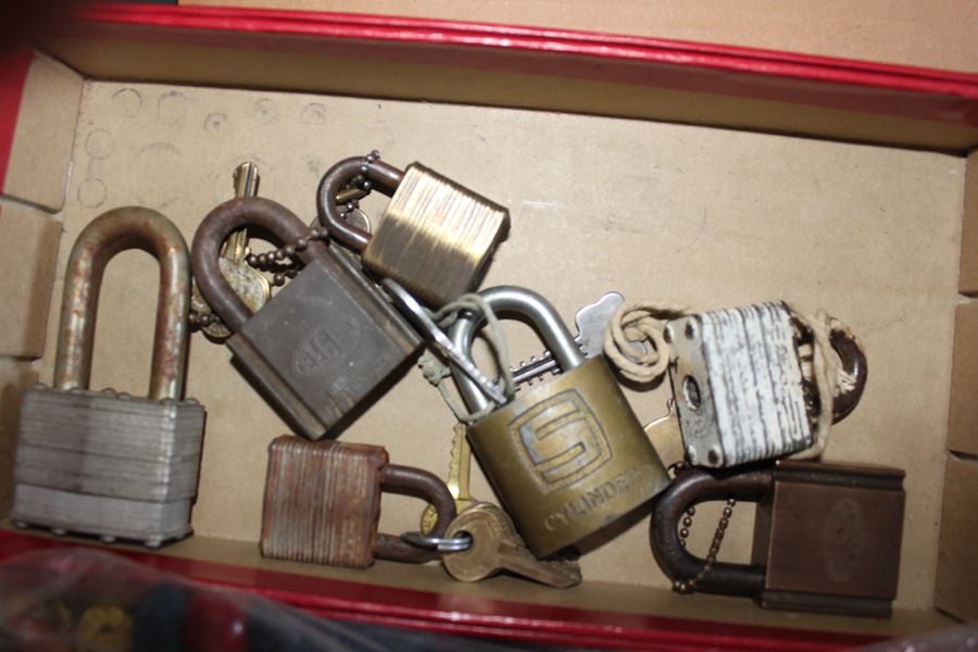 Locks, Keys, And Keychain Lot [Photo 4]