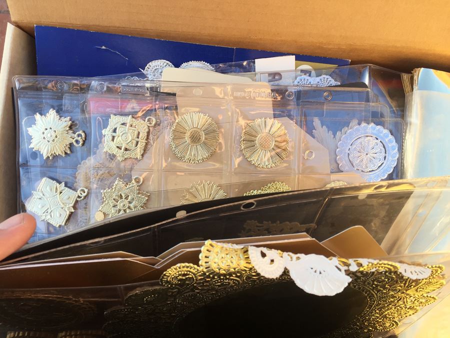 Foils And Doilies Lot [Photo 2]