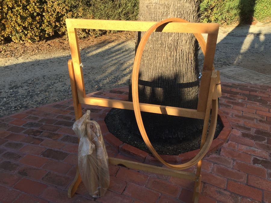 Needlework Stand [Photo 2]