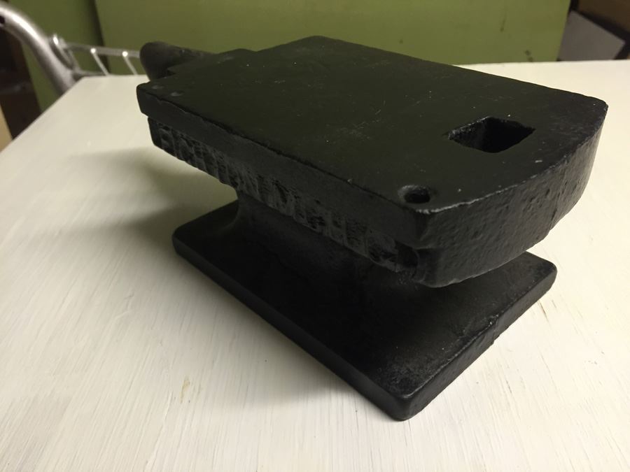 Vintage Black Anvil [Photo 3]