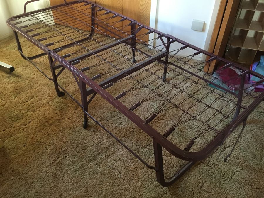Metal Cot [Photo 2]