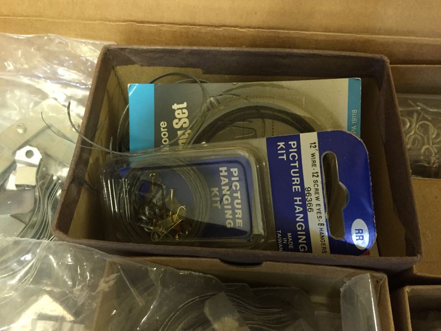 Picture Hanger And Hook Lot [Photo 7]
