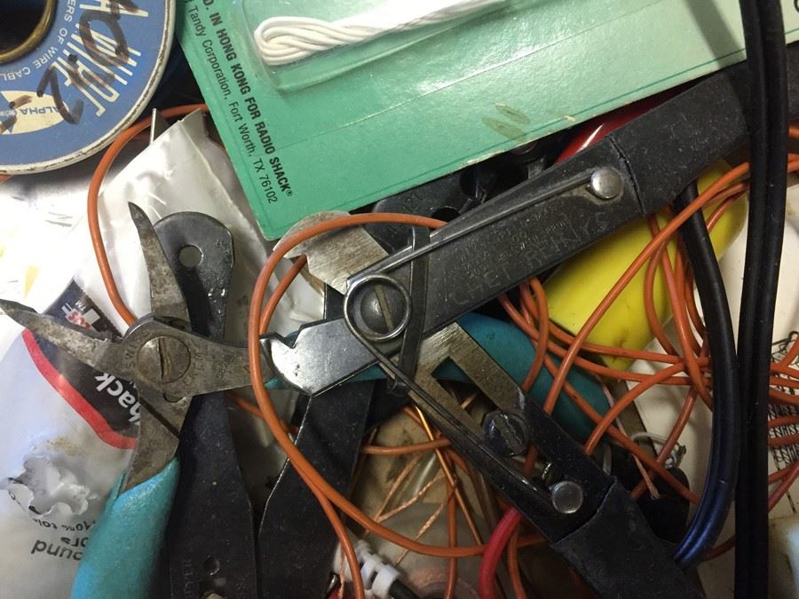 Electronics Lot [Photo 3]