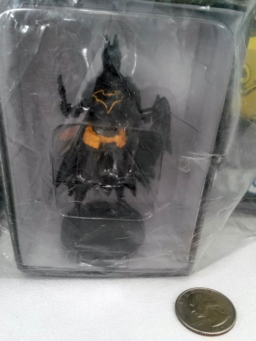 Miniature Batgirl Statue With DC Collectors Magazine (4 sets) [Photo 2]