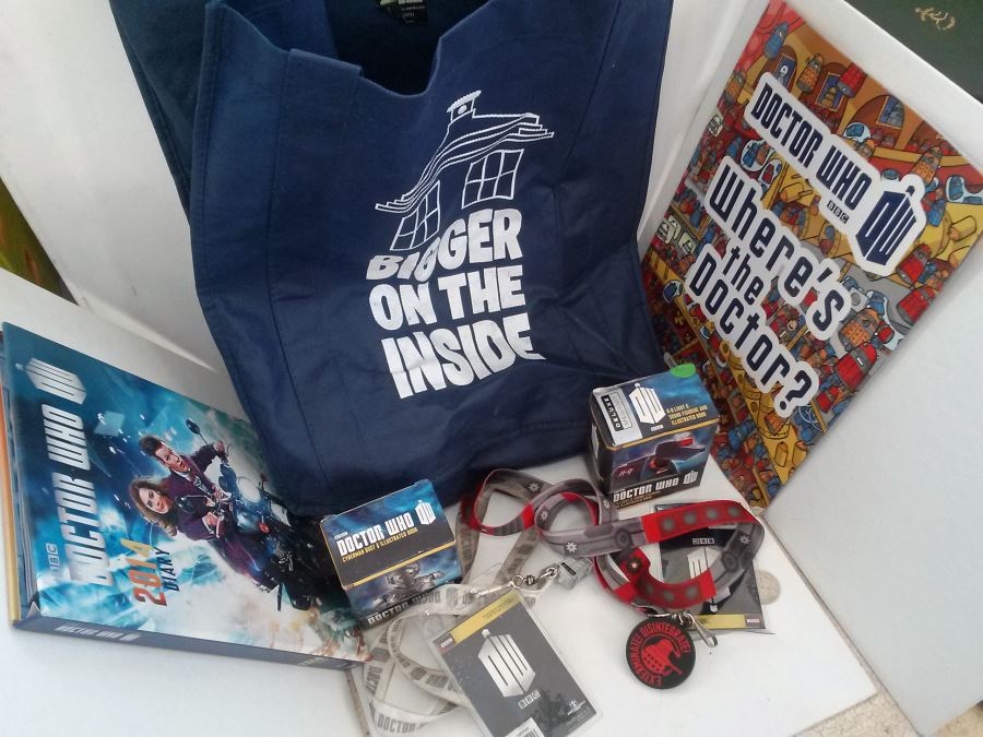 Dr. Who Lot - 2x Lanyard, 2x Miniature Busts, Tote Bag, 2x Books [Photo 1]