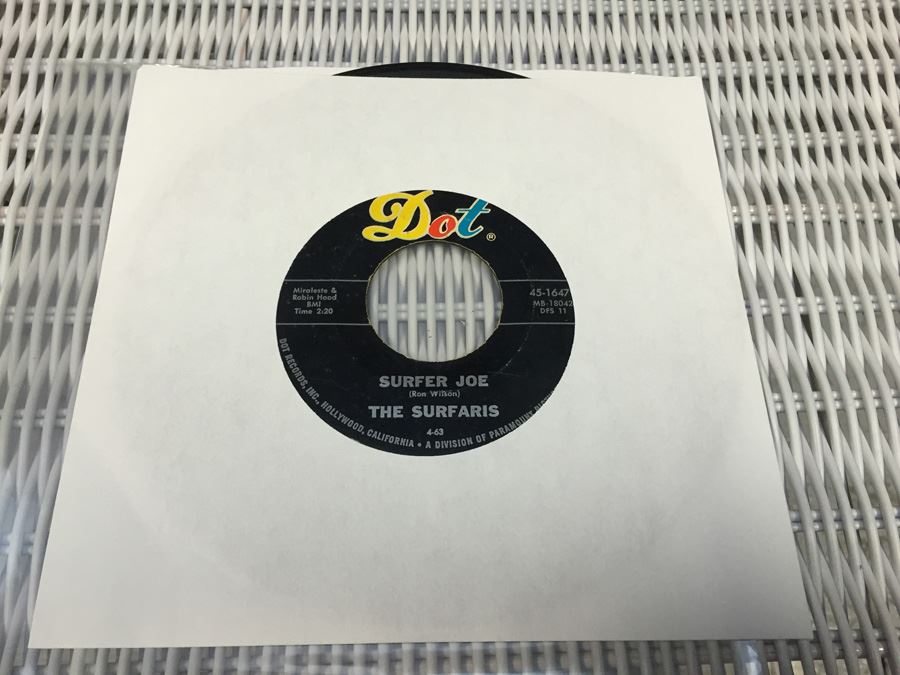 The Surfaris ‎- Wipe Out / Surfer Joe - Dot Records ‎- 45-16479 [Photo 1]