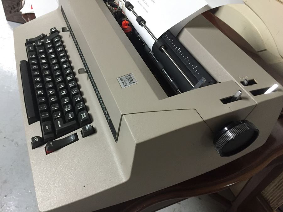 Working ibm selectric ii self correcting typewriter
