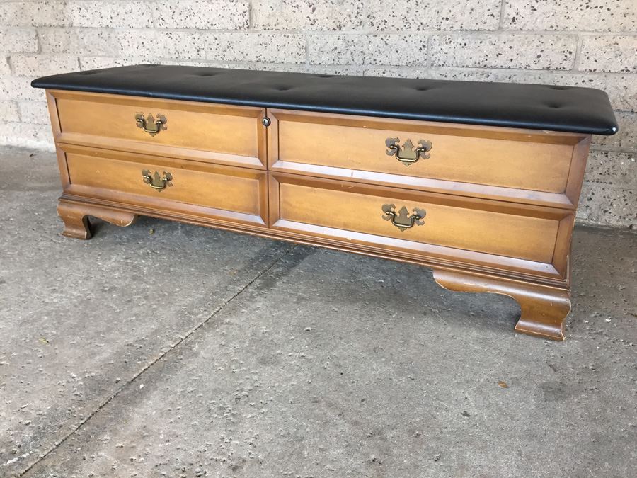 LANE Cedar Chest [Photo 4]